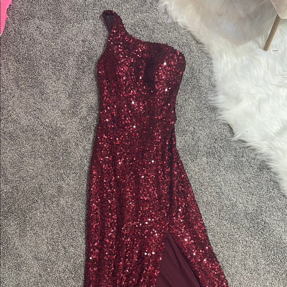 Elegant Burgundy Sequin One-Shoulder Dress
